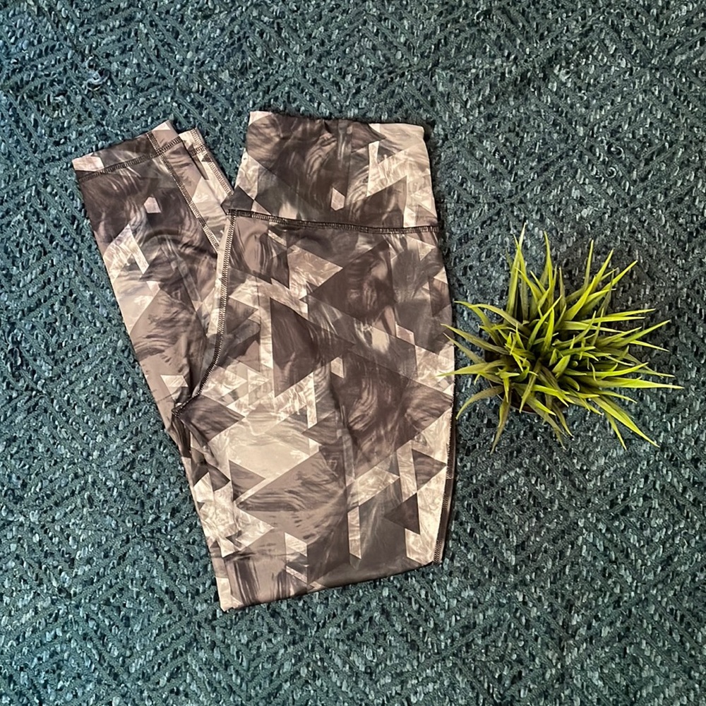 Geometric pattern workout leggings